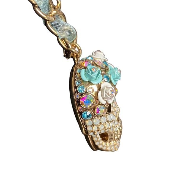 NWOT Betsey Johnson Gold Tone Crystal & Flower Sugar Skull Pendant Necklace - Picture 10 of 10